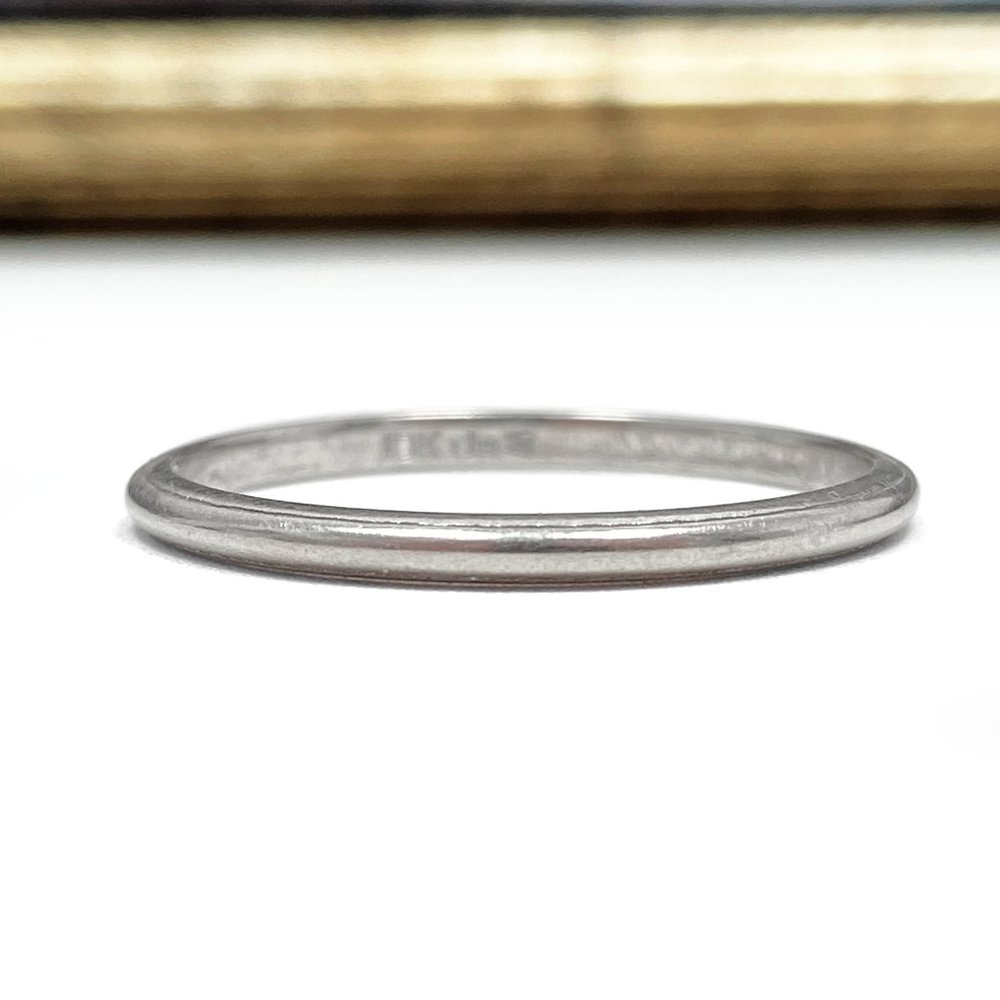 10k Solid White Gold 1.6mm Band Estate Ring (size 8)